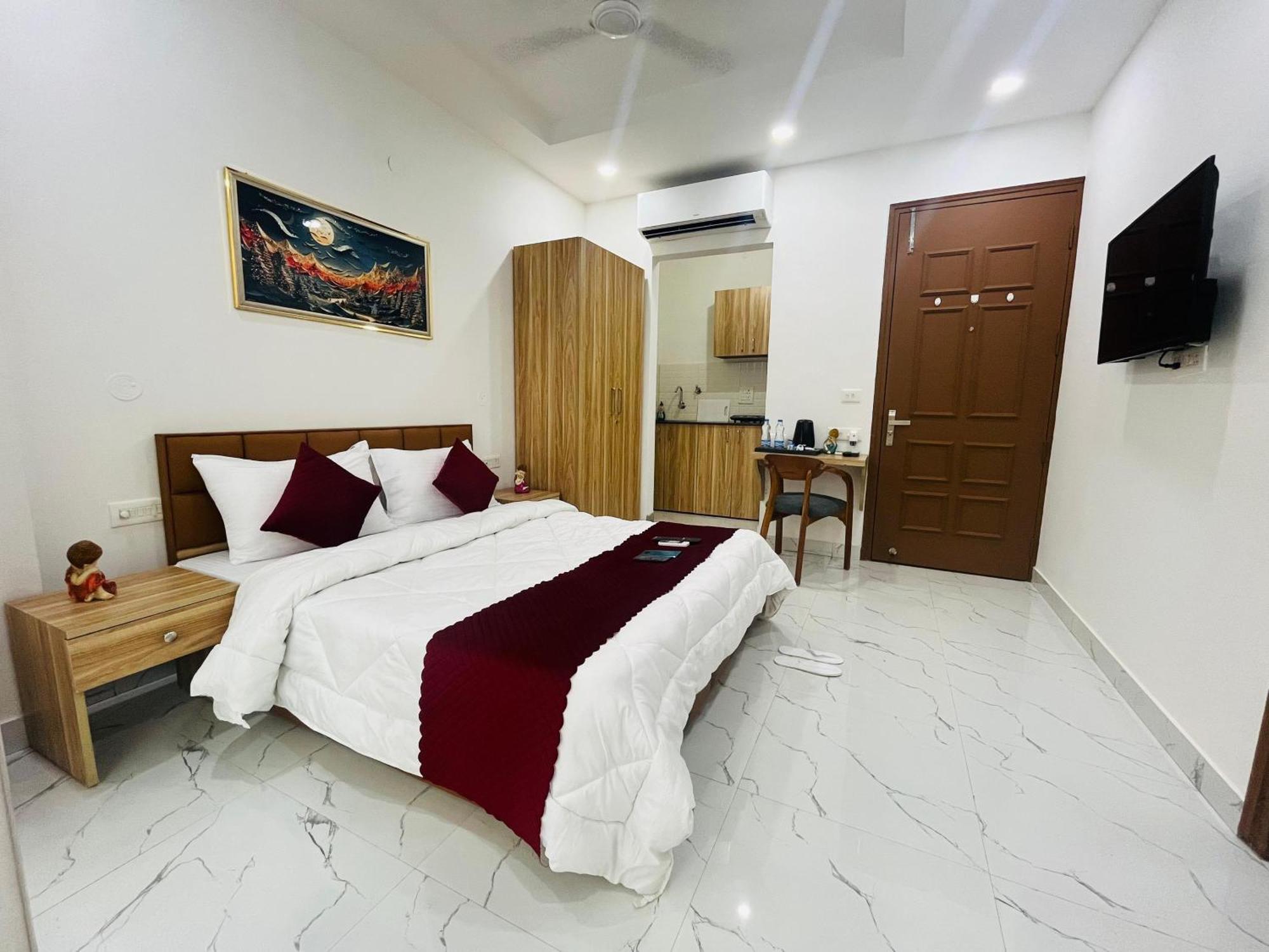 The Lodgers Studio Apartment Infront Of Artemis Hospital Gurugram Гургаон Экстерьер фото