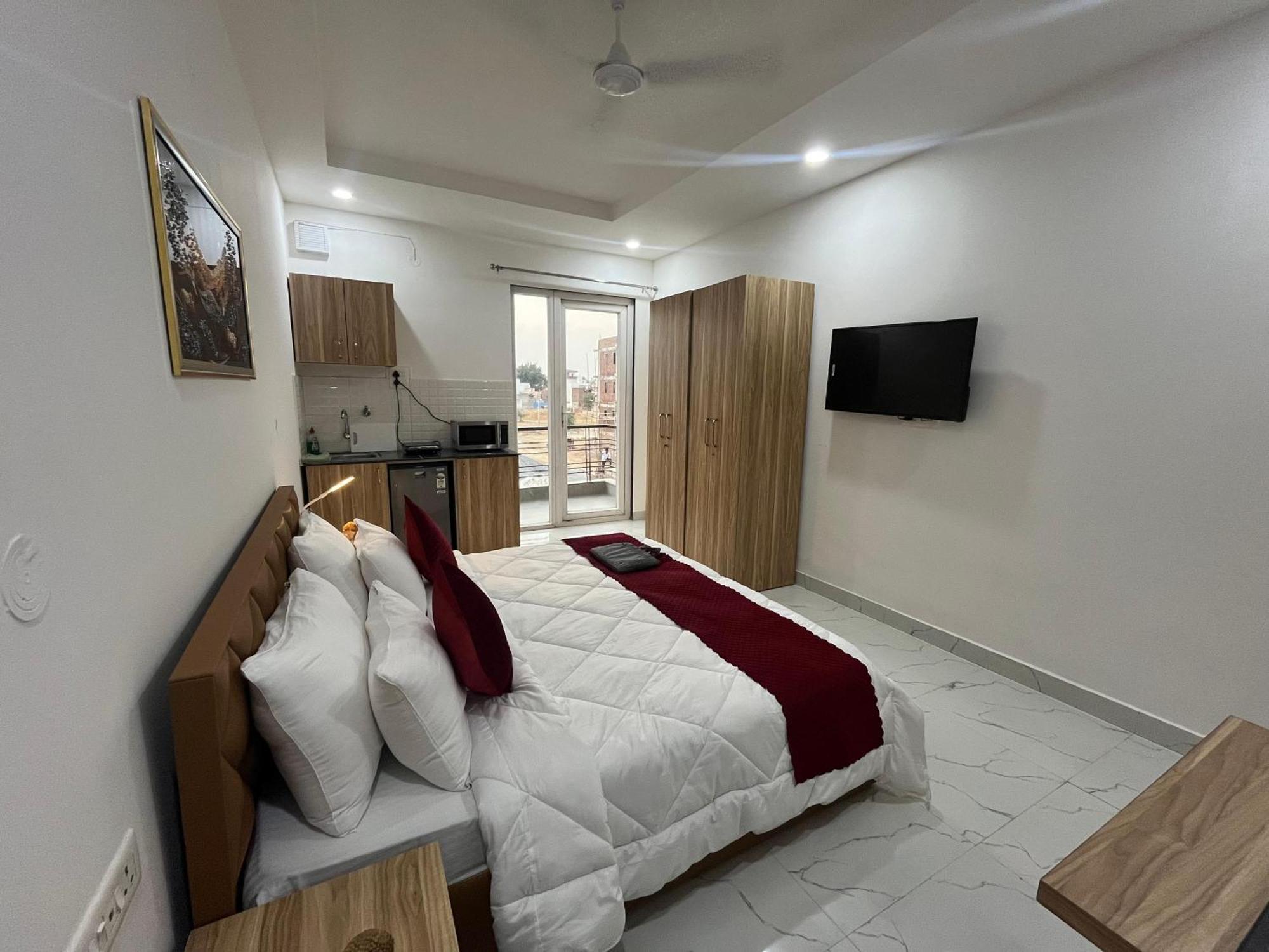 The Lodgers Studio Apartment Infront Of Artemis Hospital Gurugram Гургаон Экстерьер фото
