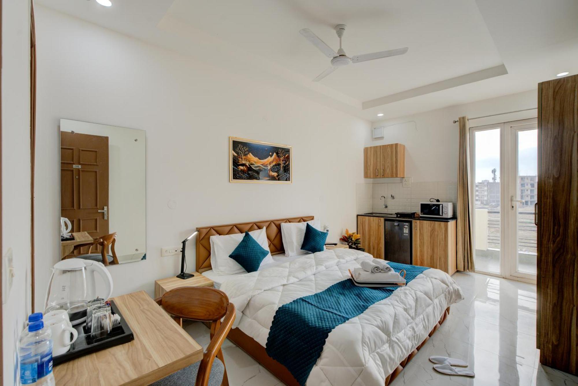 The Lodgers Studio Apartment Infront Of Artemis Hospital Gurugram Гургаон Экстерьер фото