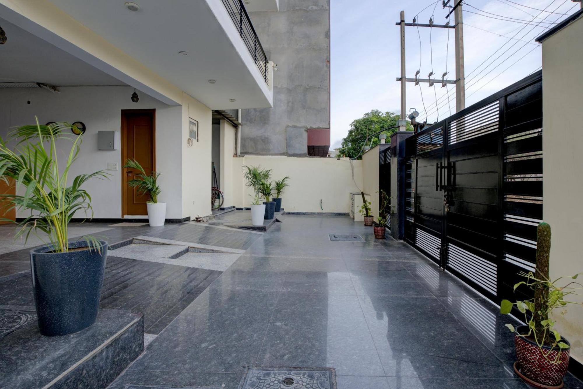 The Lodgers Studio Apartment Infront Of Artemis Hospital Gurugram Гургаон Экстерьер фото