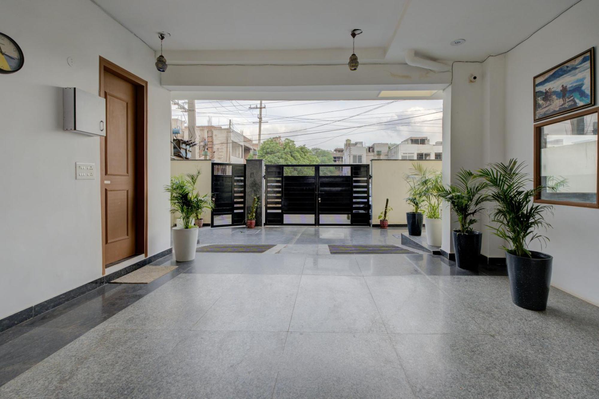 The Lodgers Studio Apartment Infront Of Artemis Hospital Gurugram Гургаон Экстерьер фото